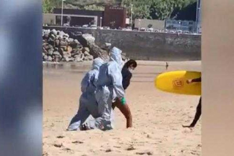 Koronavirüslü hasta denize girdi, polis gözaltına aldı