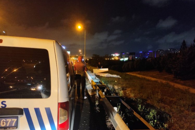 Yolun karşısına geçmeye çalışan 2 kişiye otomobil çarptı: 1 ölü, 1 yaralı