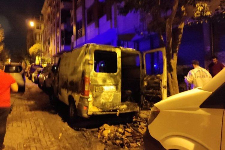Panelvan minibüs sokak ortasında alev alev yandı