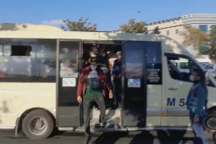 Minibüste ayakta giden 21 yolcu çıktı