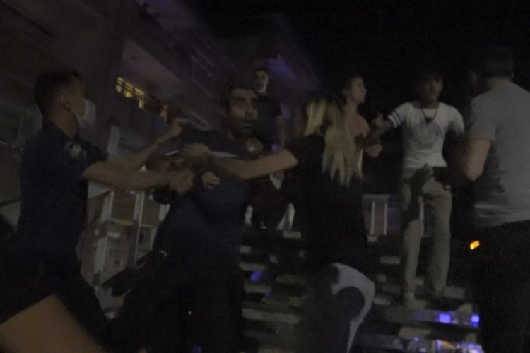 Gazeteci ve polislere korona virüs temaslı kişilerden bıçaklı saldırı