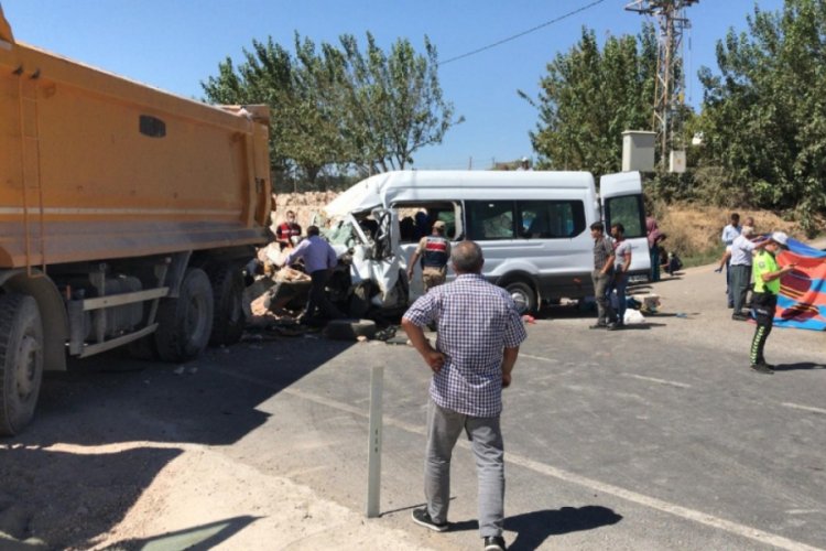 Yolcu minibüsü ile kamyon çarpıştı: 1 ölü, 19 yaralı
