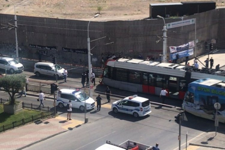 Güngören'de tramvayla otomobil çarpıştı