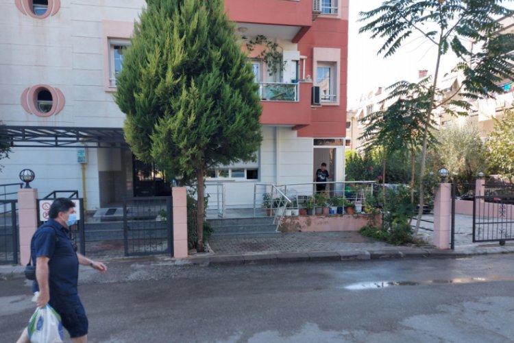 Öğretmen, eşini bıçakla öldürüp intihar etti