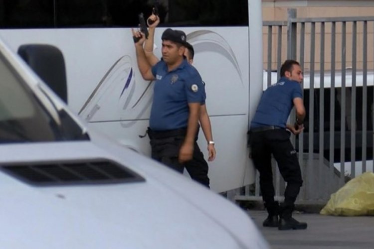 Adliye önünde silah sesleri: 4 gözaltı