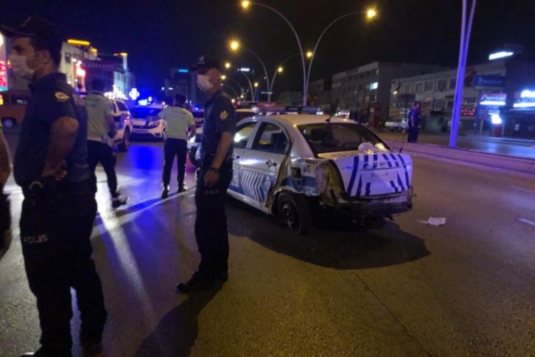 Polis otomobilinin önüne çıkan araç kazaya sebep oldu: 2 polis yaralı