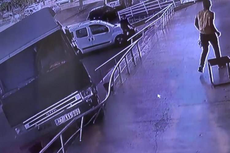 Freni boşalan vinç kaldırıma çıktı, faciadan dönüldü