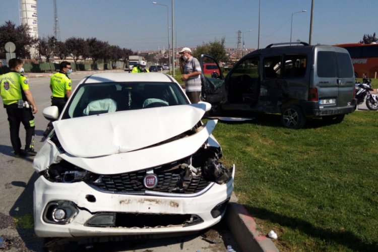 Bursa'da otomobil hafif ticari araca çarptı: 1 yaralı