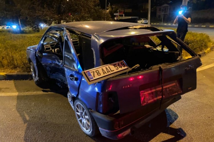 Ehliyetsiz sürücü kırmızı ışıkta geçerek kazaya neden oldu