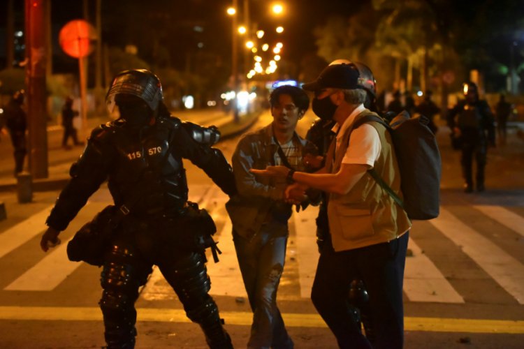 Kolombiya'da polis şiddetine karşı yapılan protestolarda 7 kişi hayatını kaybetti
