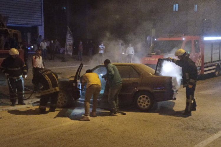 Yanan araca ilk müdahaleyi vatandaşlar ve gazeteciler yaptı
