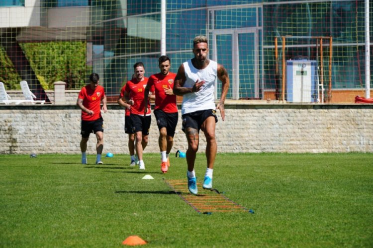 Kayserispor'da 14 futbolcunun lisansı çıktı