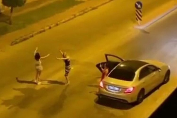 Lüks araçta müziği sonuna kadar açıp, yol ortasında dans ettiler