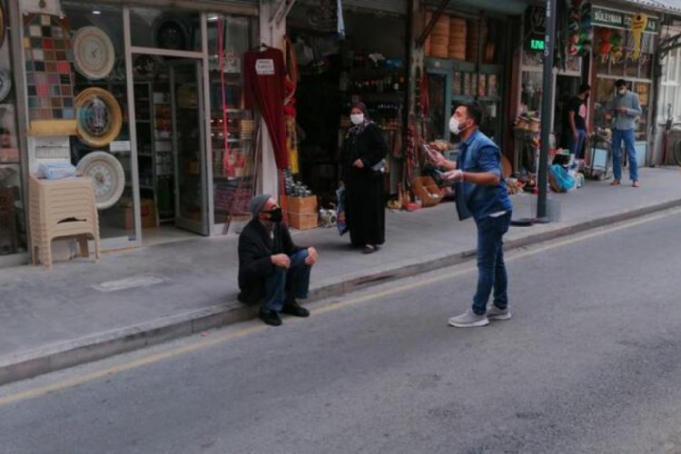 Karantina kurallarına uymayan yaşlı adamı polisler yakaladı