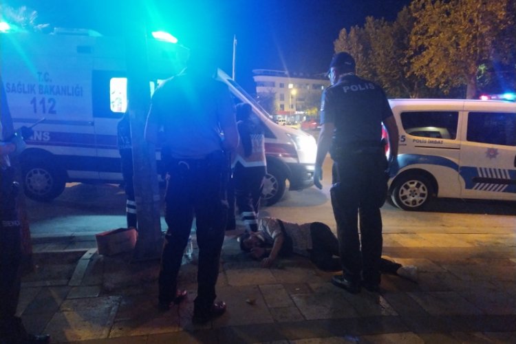 Yolda yürürken aniden yere yığıldı