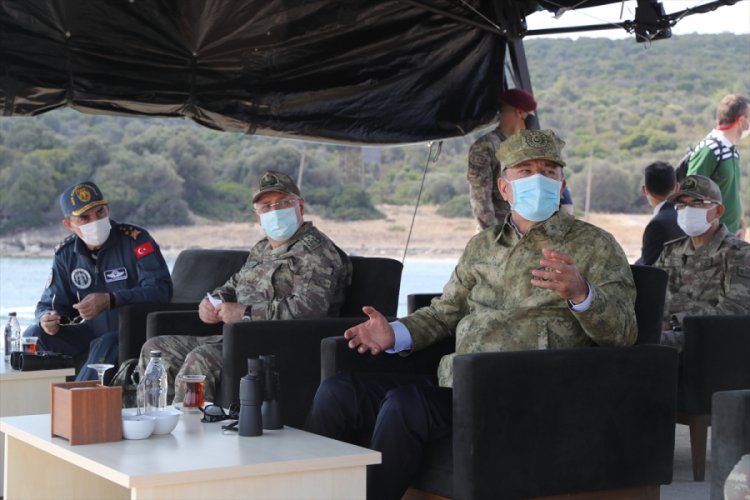 Bakan Akar 'Kardak Kahramanları' ile bir araya geldi