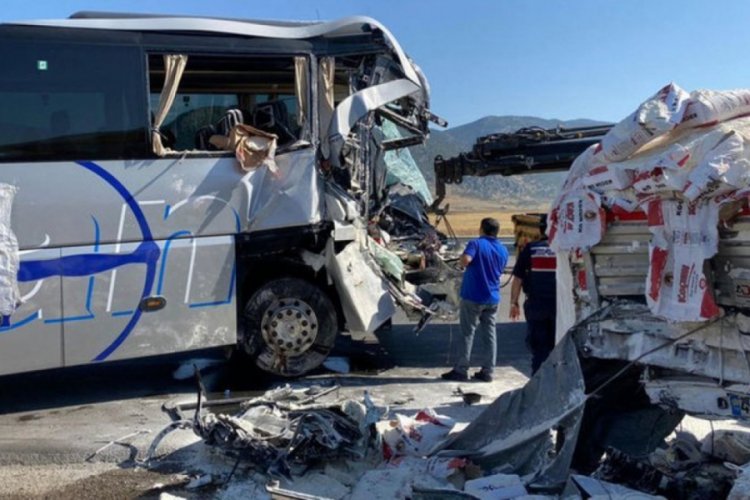 Yolcu otobüsü park halindeki TIR'a çarptı!