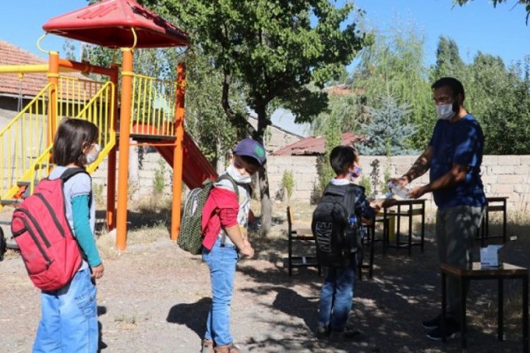 Köy okulu öğretmeni öğrencileri için bahçeyi sınıfa dönüştürdü