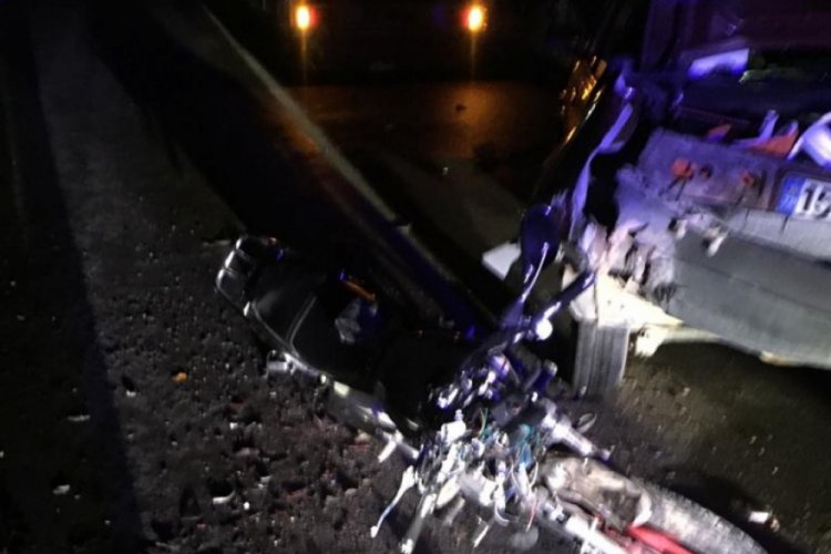 Yol kenarında arıza yapan otomobile motosiklet çarptı