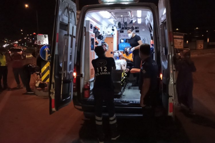 Bursa'da 3 şeritli düz yolda giderken takla atan araçtaki 3 kişi yaralandı