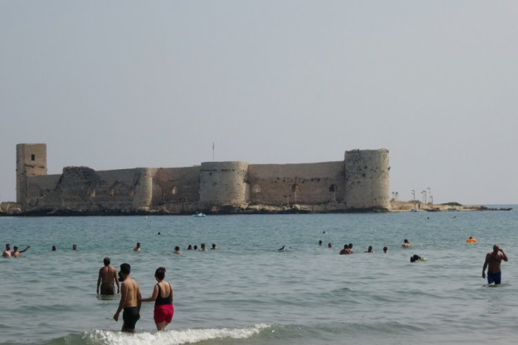 Yerli ve yabancı turistlerden 'Kızkalesi'ne yoğun ilgi