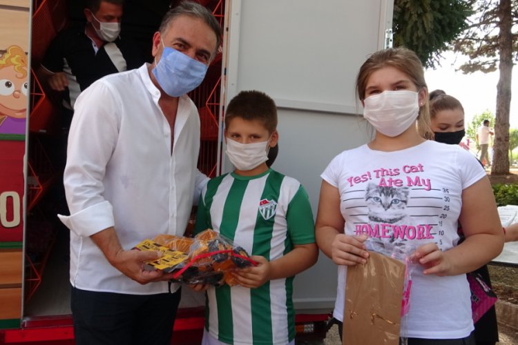 Bursalı iş adamı çocukların gönlünü fethetti