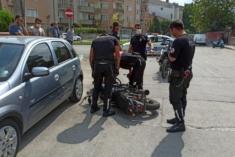 Bursa'da önce kaldırıma sonra da otomobile çarptı
