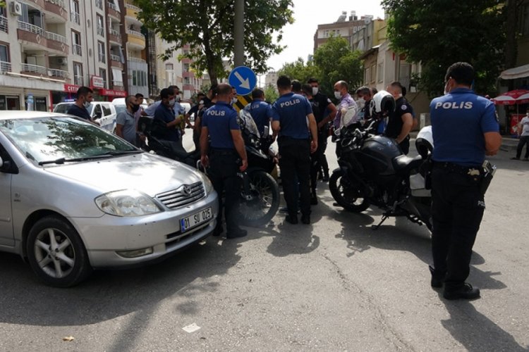 'Dur' ihtarına uymayanların peşine düşen polisler kaza yaptı