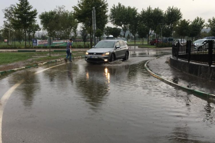 Bursa'da sağanak hayatı olumsuz etkiledi