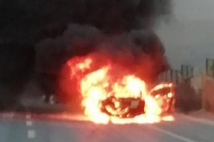 Alev topuna dönen otomobilin sürücüsü canını zor kurtardı