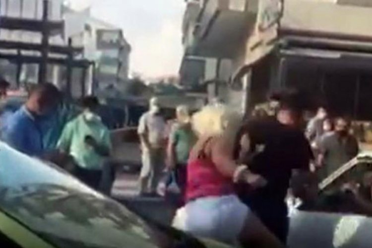 Kadın ile erkek sürücünün 'yol verme' kavgasında yumruklar konuştu!