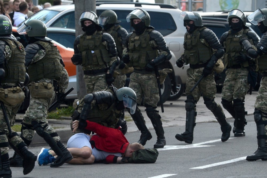Belarus'taki protestolarda gözaltı sayısı 400'ü aştı