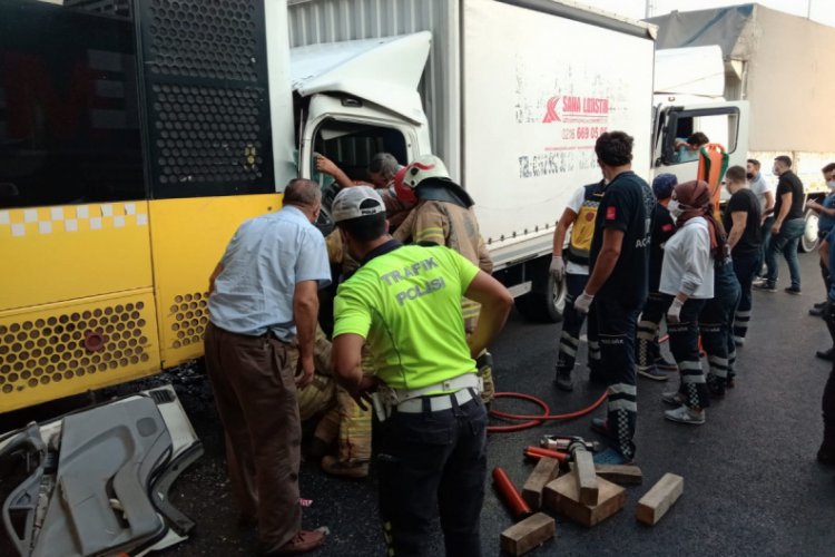 Kamyonet otobüse arkadan çarptı: 2 yaralı
