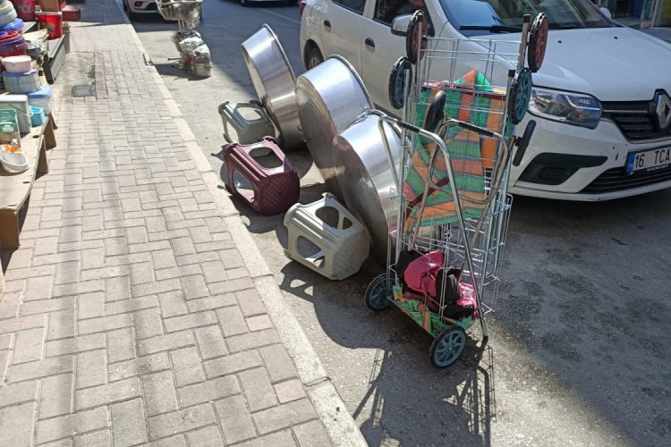 Bursa Bağlarbaşı Mahallesi'nde kaldırım işgali! (ÖZEL HABER)