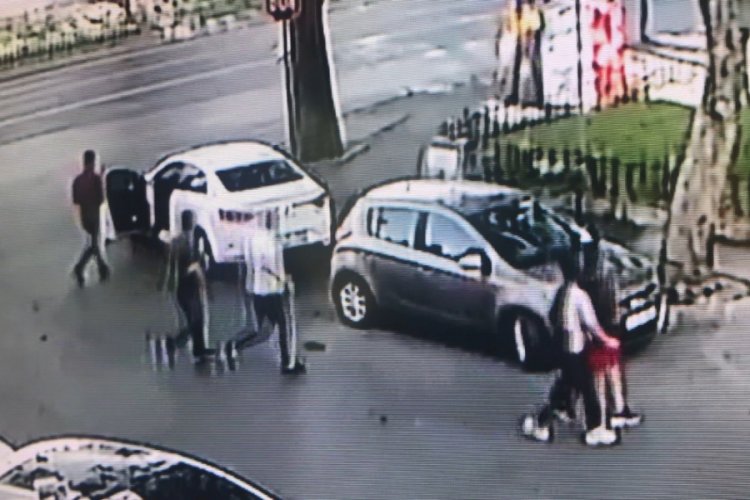 Camiden çıkan kişiye silahlı saldırı