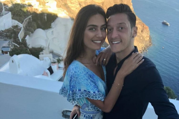 Mesut Özil ile Amine Gülşe David Beckham'a komşu oluyor