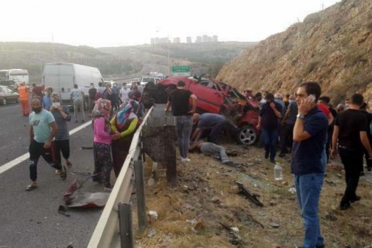 Bariyerlere çarpan otomobildeki 3 kardeş öldü
