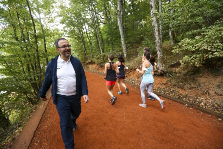 Bakan Kasapoğlu'ndan gençlere mesaj: ''Spor, hayatınızdan hiç eksik olmasın''