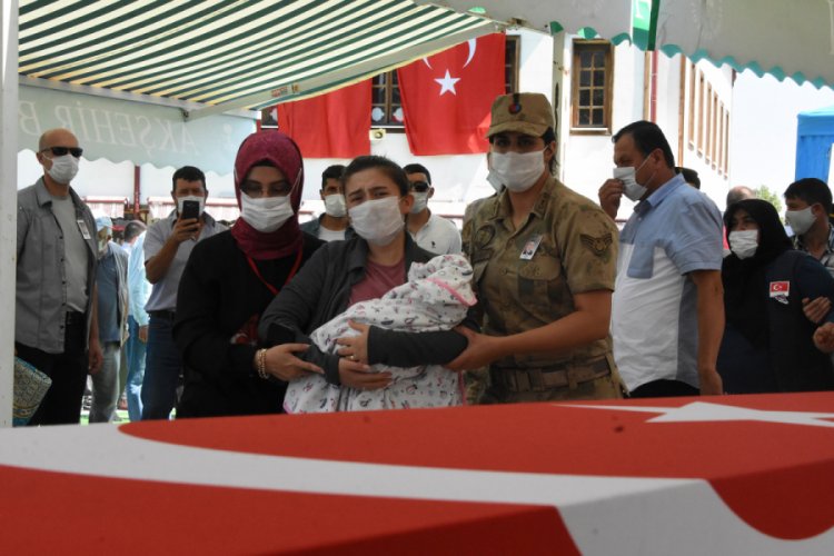Şehit astsubaya kundaktaki bebeğiyle veda