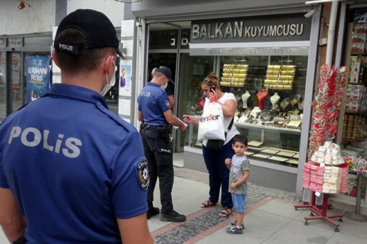 Maske takmadığı için polisi görünce yolunu değiştiren kişi hakkında tutanak