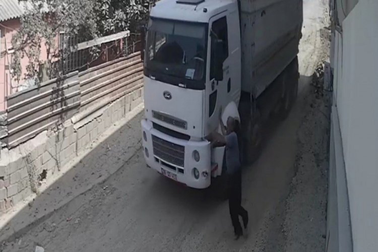 Yokuş aşağı giden kamyonu durdurmak istedi, başarılı olamadı