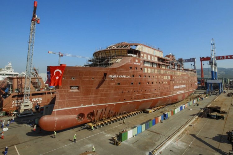 6 bin tonluk iki gemi, 1600 araç lastiği kullanılarak suya indirildi