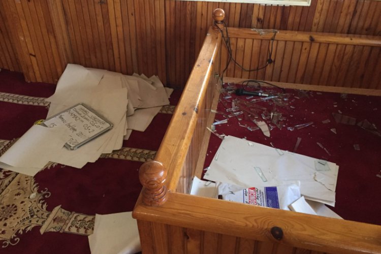 Dilenerek aldığı parayı az bulup, camiye zarar verdi