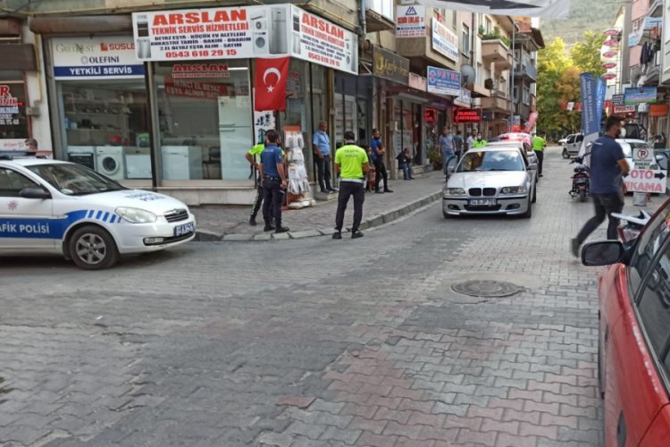 Polisin üstüne otomobilini sürüp kaçmak istedi