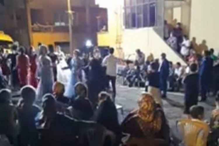 Sokak ortasında yapılan düğünün görüntüleri tepki çekti