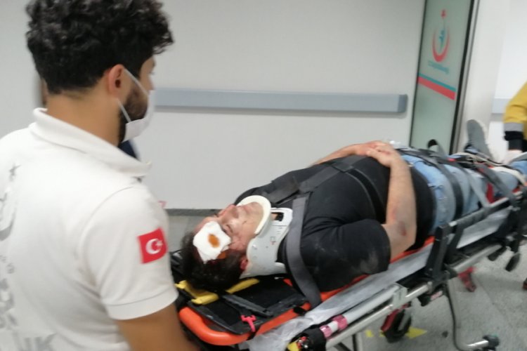Hafif ticari araç ile tır çarpıştı