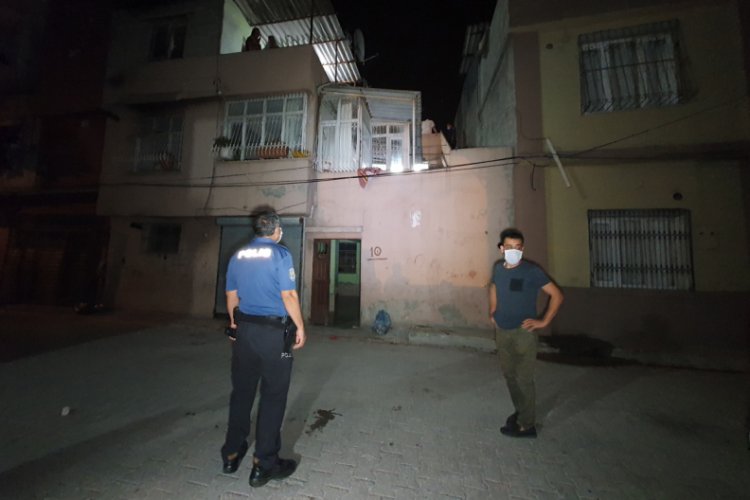 Ağabeyini bıçakladı, polisten kaçarken çatıdan düştü!