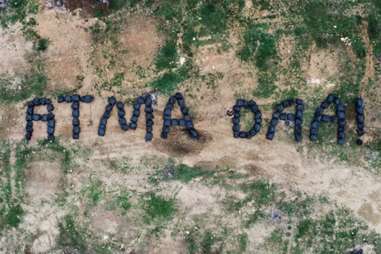 Temizlik işçileri, topladıkları çöplerle vatandaşa seslendi: 'Atma daa'