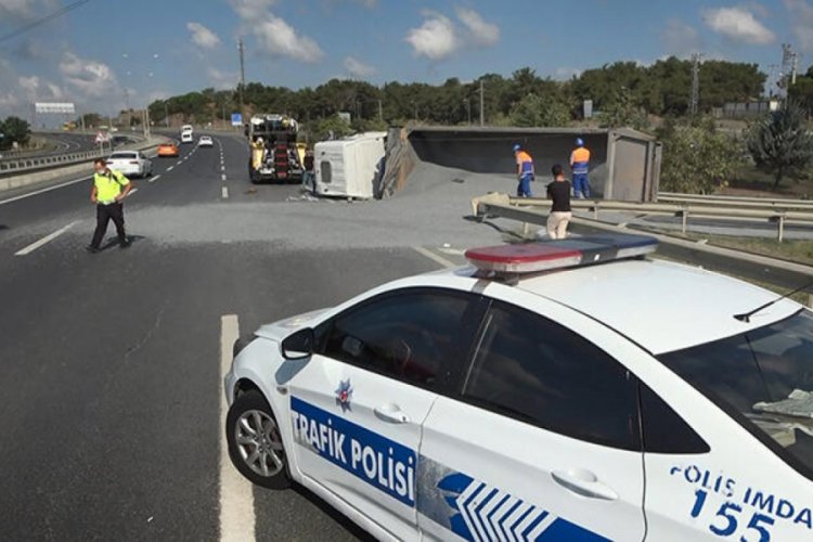 TIR devrildi, trafik durma noktasına geldi