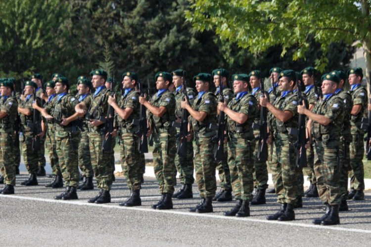 Yunanistan'da askerlik süresi uzatılacak